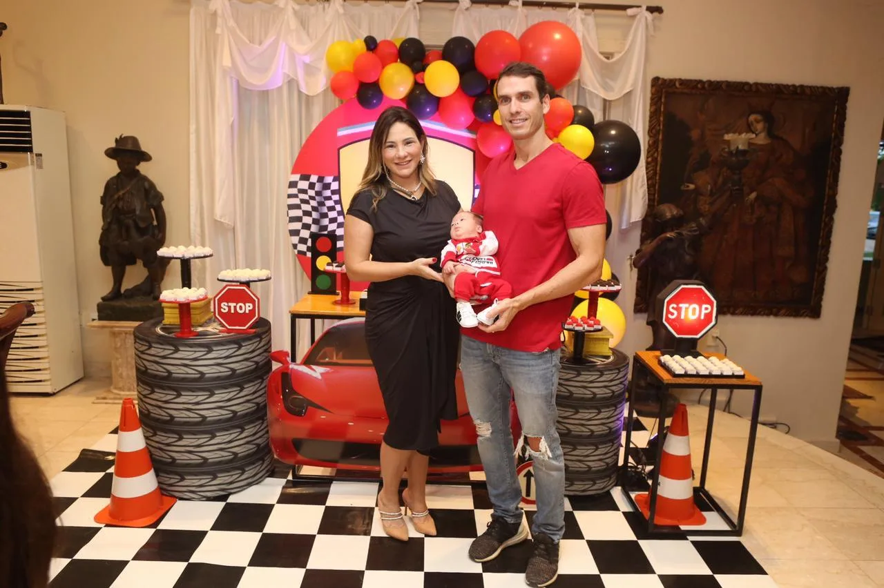 Gaida e Flávio Furtado celebram os dois meses do filho Miguel Neto