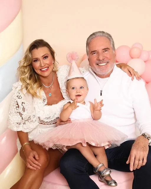 Ana Paula Siebert e Roberto Justus comemoram primeiro aninho da filha Vicky