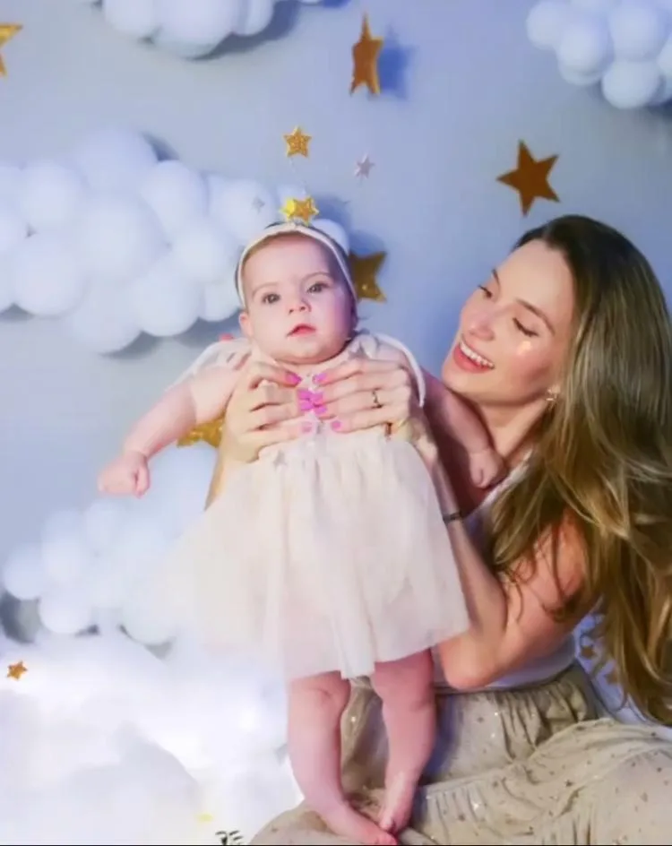 Laime e Lucas Câmara festejam o quinto mesversário da Alice