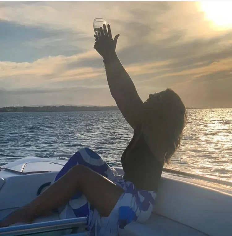 Juliana Roma marca a folhinha ao pôr do sol no Iate Clube