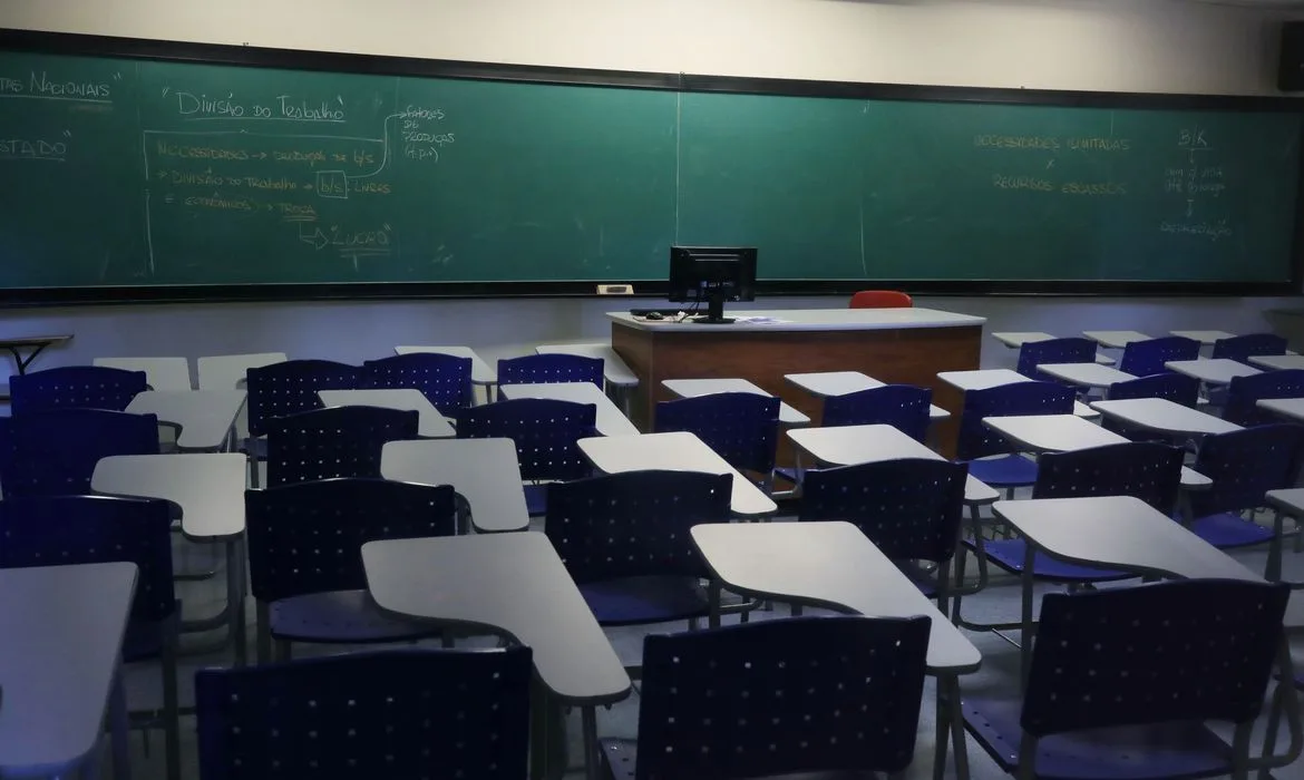 Após decisão por retorno do Ensino Médio, professores devem ser vacinados a partir da próxima semana