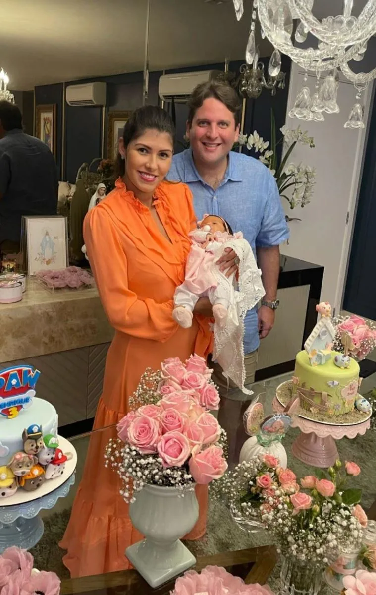 Flávia Laprovítera e Daniel Otoch Simões festejam primeiro mesversário da Alice