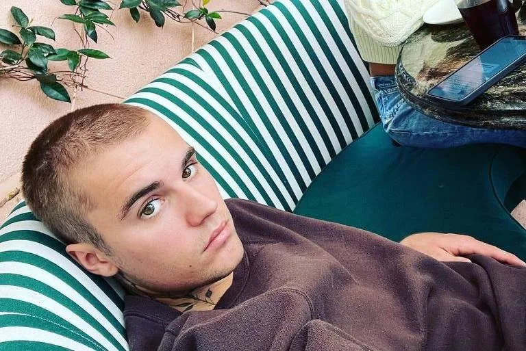 Justin Bieber aparece de cabelo raspado após polêmica com dreadlocks