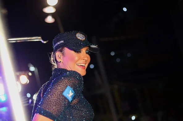 Claudia Leitte pede perdão após críticas por resposta evasiva no Altas Horas