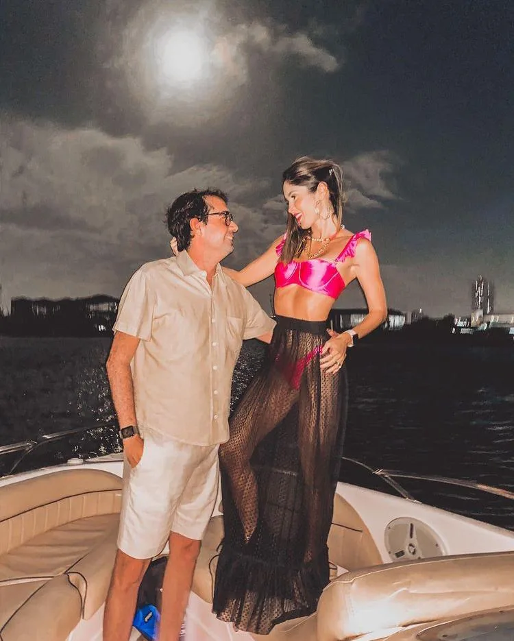 Cearenses curtem sunset e super lua na orla