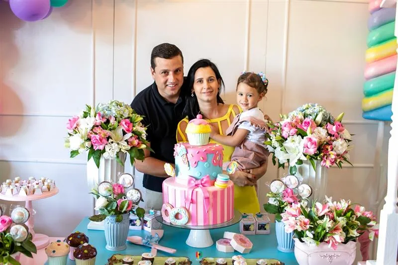 Marília Teófilo e André Aguiar Pessoa assopram três velinhas da Maria Beatriz