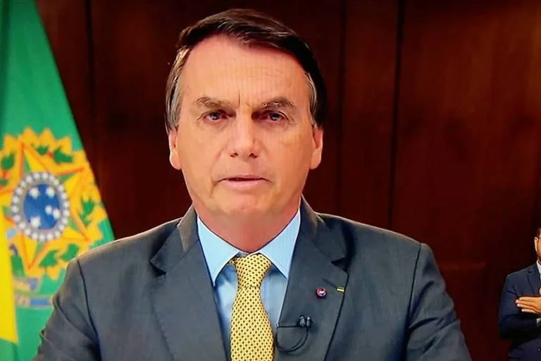 Sob protestos e pressão de CPI, Bolsonaro promete vacina para todos neste ano