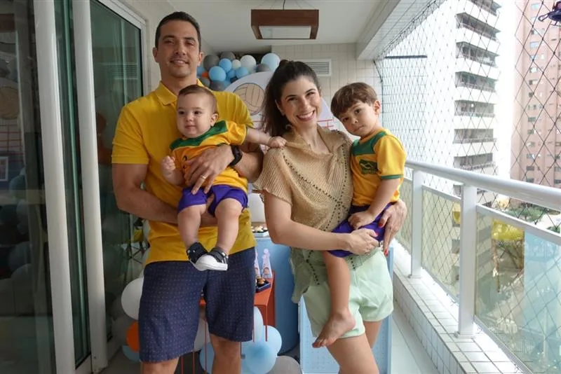 Themis e Roberto Briand festejam os oito meses do Lucca
