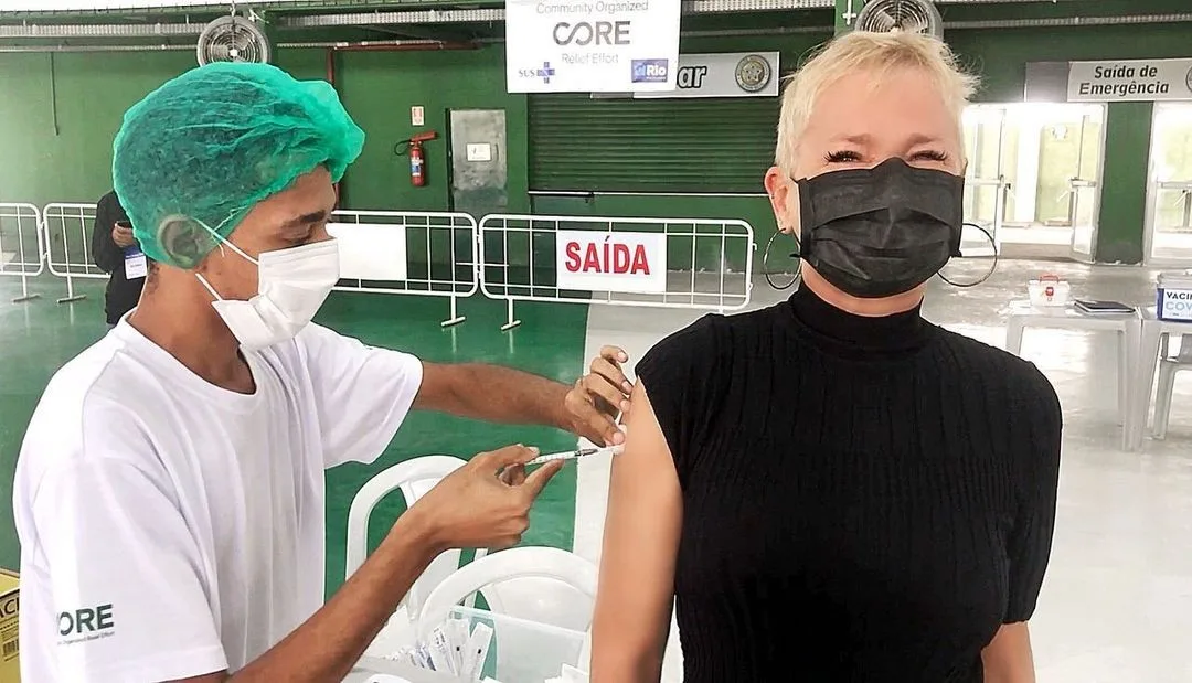 Em vídeo, Xuxa celebra por receber 1ª dose da vacina contra Covid