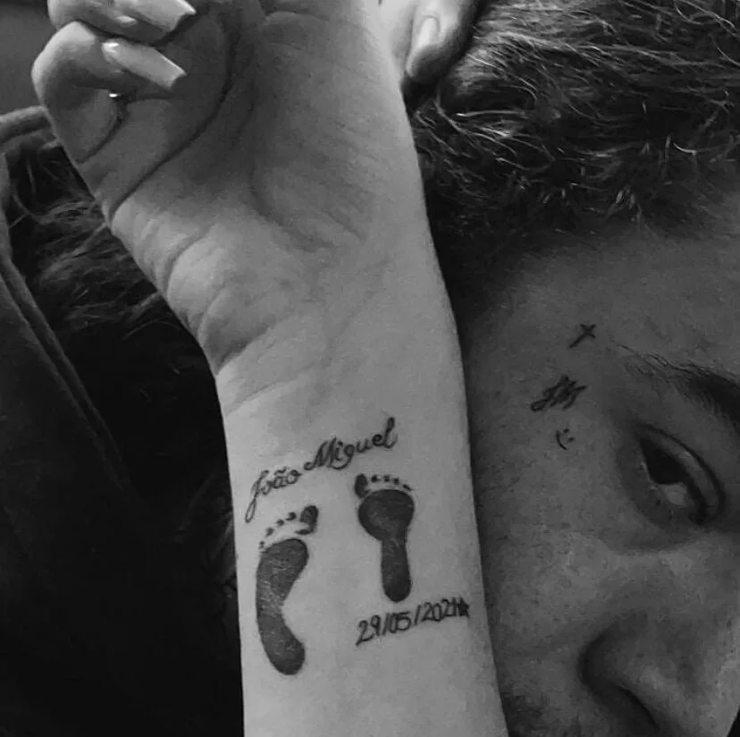 Whindersson Nunes e Maria Lina fazem tatuagem em homenagem ao filho, João Miguel