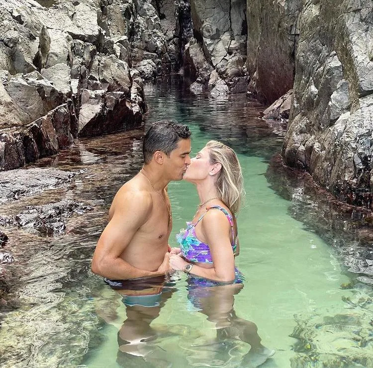Patrícia Jereissati e Glauco Holanda renovam votos de casamento em Noronha