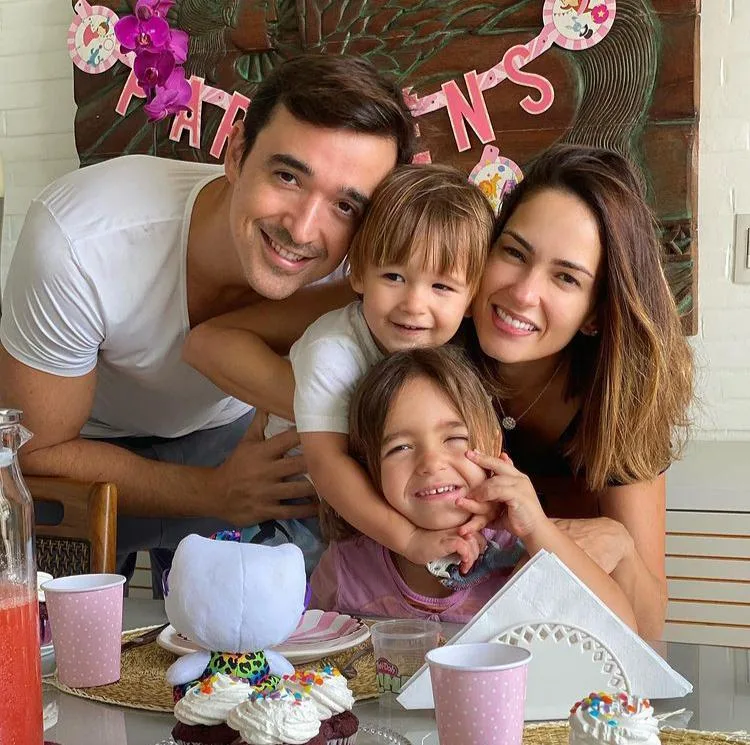 Marília Queiroz e Did Machado cantam parabéns para a filha Ava
