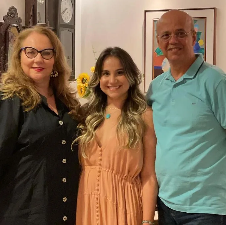Roberta Fernandes recebe os parabéns em noite familiar