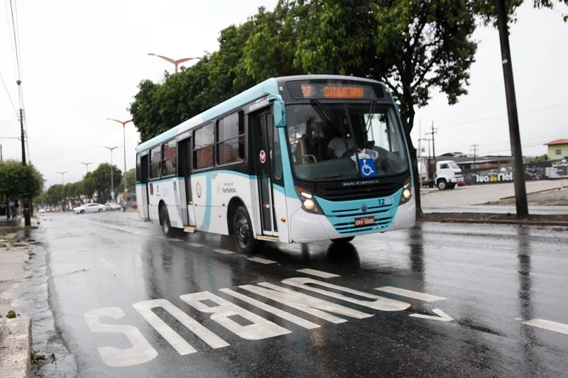 Motoristas de ônibus pausam greve e marcam nova assembleia para próxima quarta