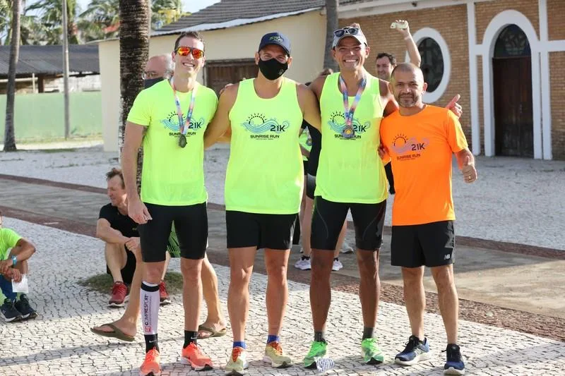 Primeira edição da Sunrise Run Brasil reúne corredores para percursos no Porto das Dunas; veja fotos