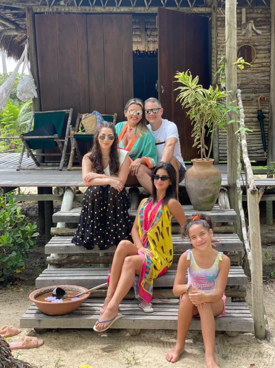 Empresário Rogério Magalhães e esposa Amália Ribeiro curtem Jericoacoara com família