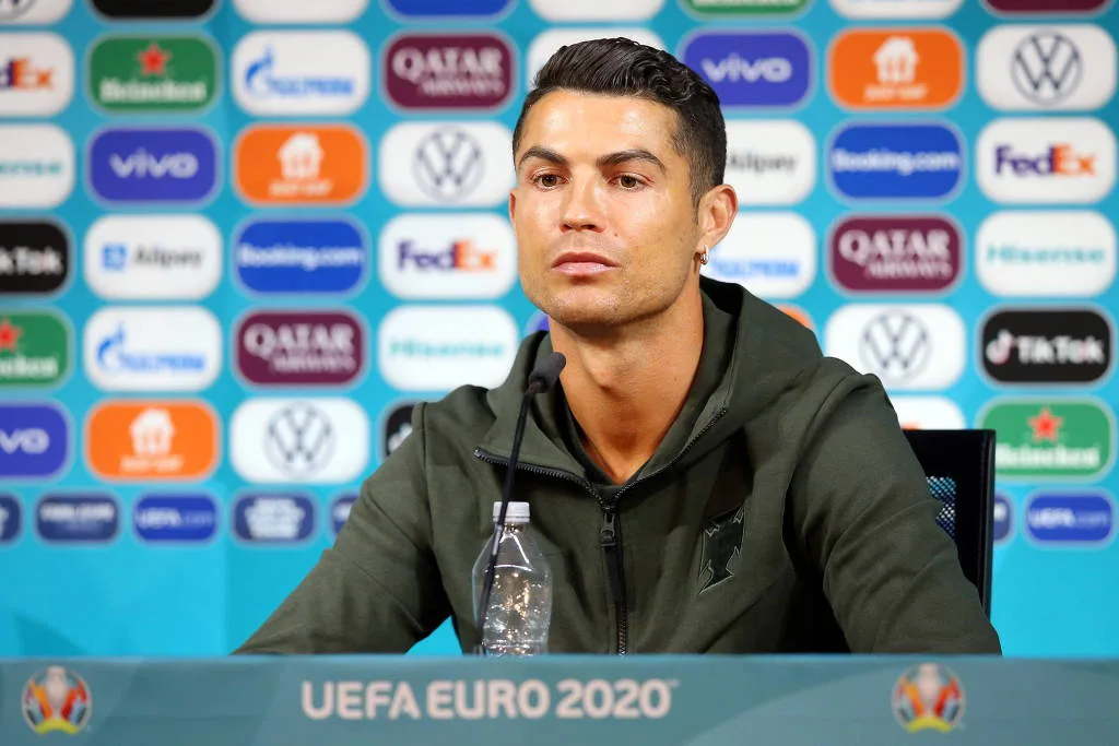 Cristiano Ronaldo dispensa refrigerante de patrocinadora e recomenda água