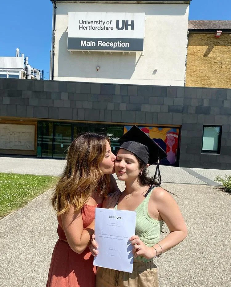 Flávia Benevides comemora a graduação da filha Letícia em Nutrição