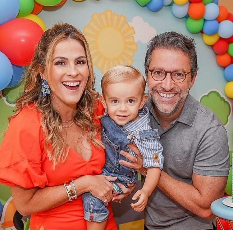 Mariana Mota e Francisco Marinho assopram as duas velinhas do filho Rafael