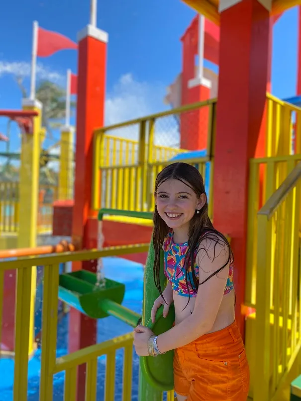 Lorena Queiroz desembarca no Ceará e aproveita fim de semana no Beach Park