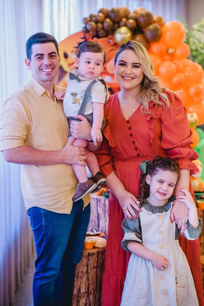 Bárbara Teles e Ricardo Mattos assopram a primeira velinha do filho Lucas