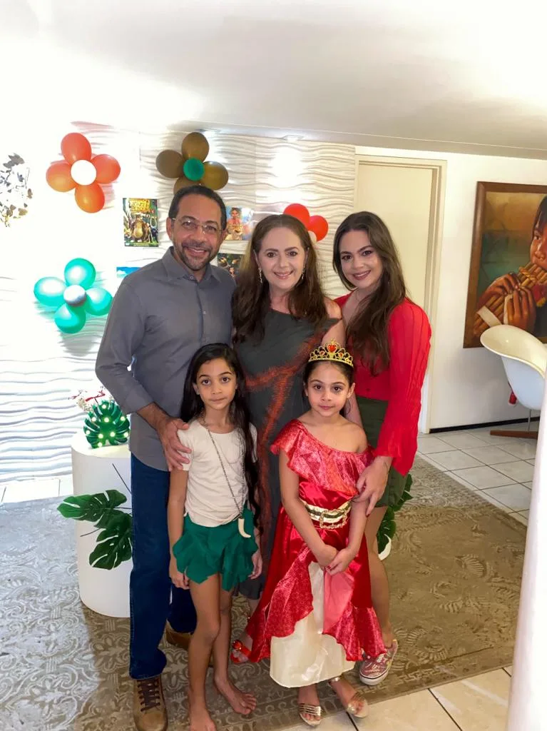 Rosângela e Tadeu Oliveira realizam festa dupla para as filhas Manuela e Maria Teresa