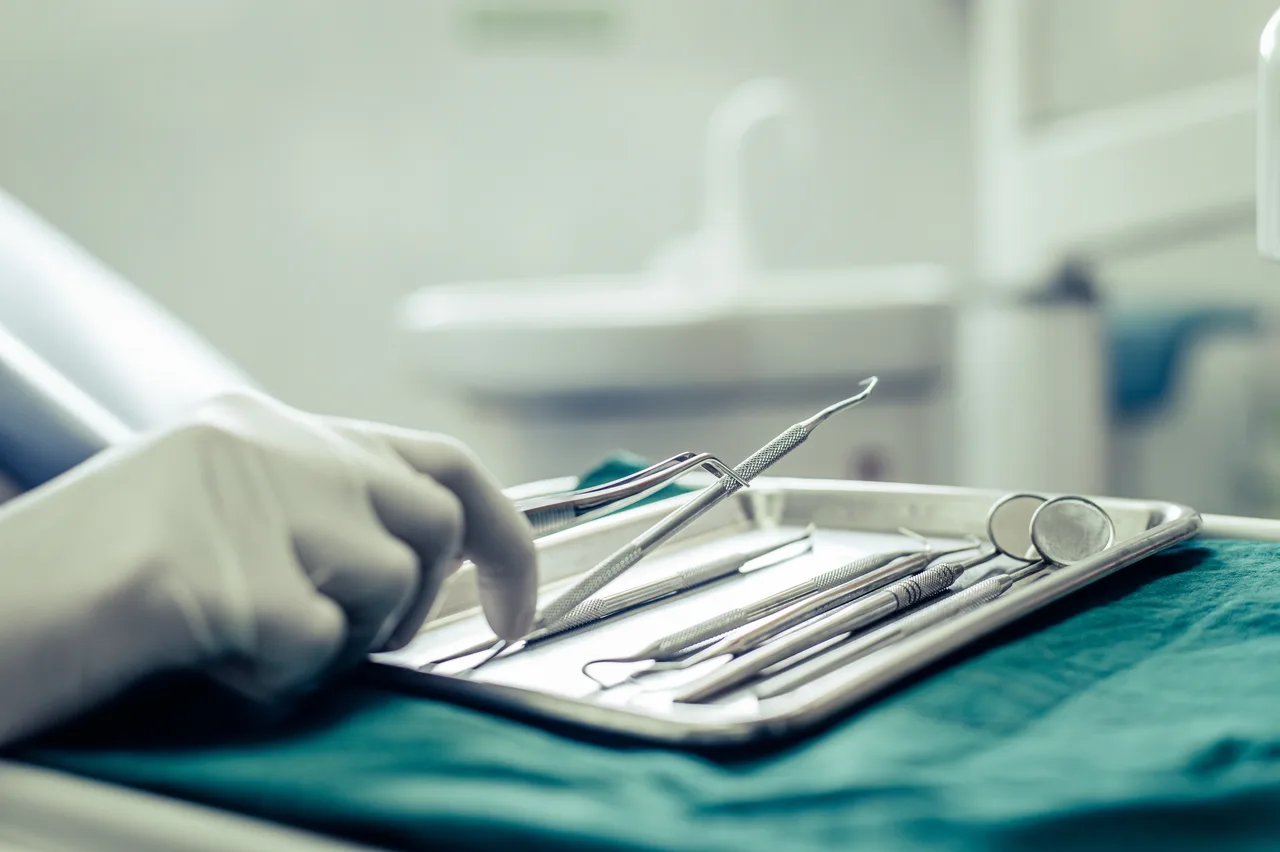Dossiê reúne 250 nomes de dentistas que realizam procedimentos cirúrgicos de forma ilegal