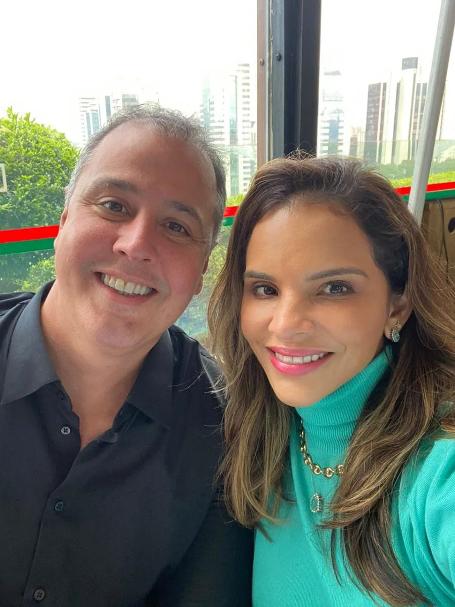 Viviane e Fabrício Martins em tempo de cultura e lazer em São Paulo