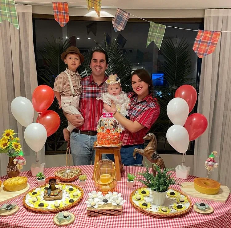 Ticiana e Alfredo Lima armam arraiá para mesversário da Maria Catarina