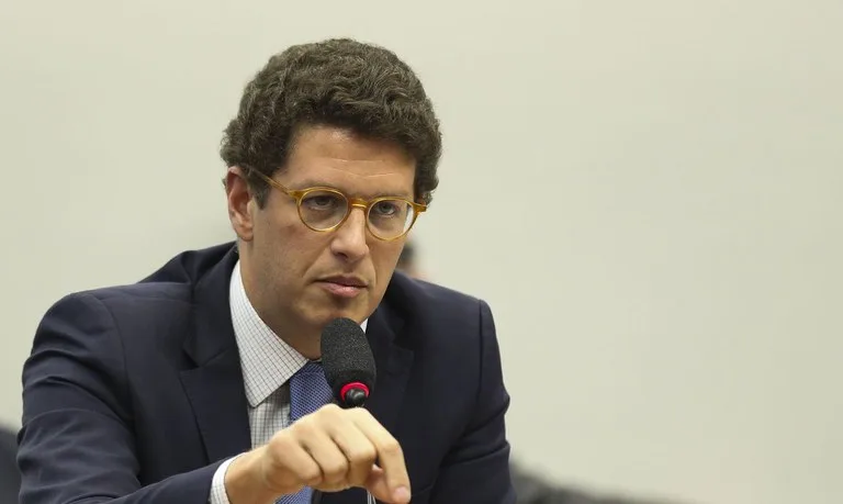 Alvo de investigação, Ricardo Sales pede demissão do Ministério do Meio Ambiente