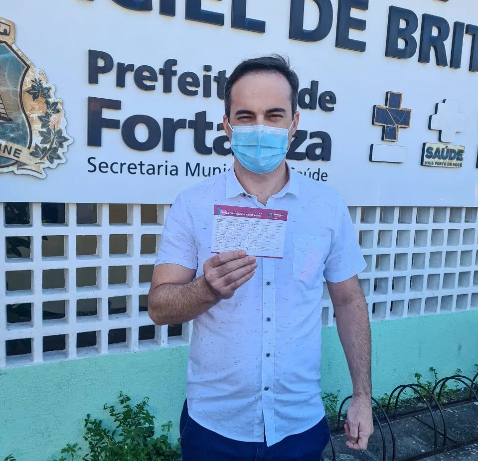 Deputado federal, Capitão Wagner é vacinado contra Covid-19, em Fortaleza