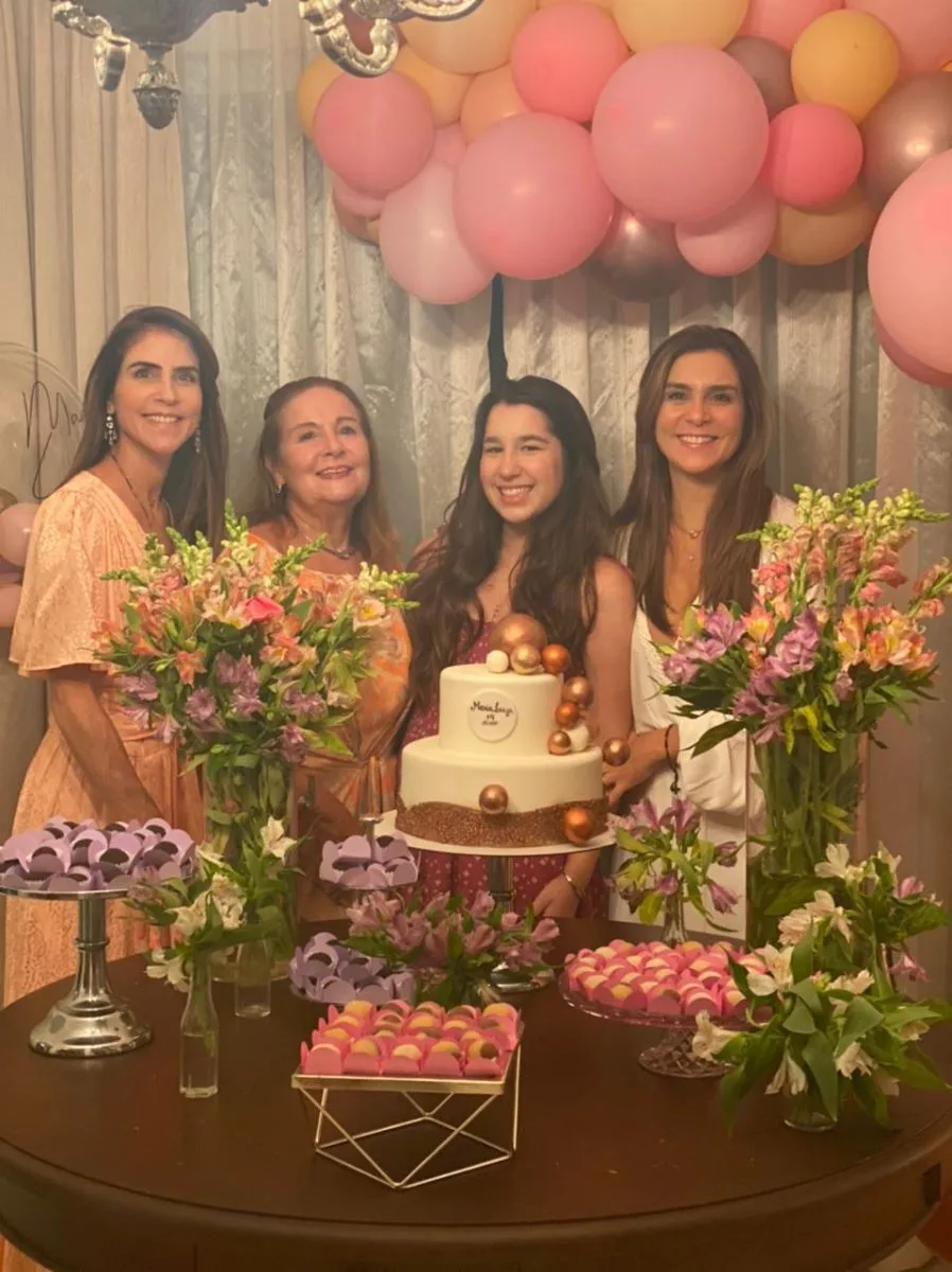 Maria Luiza Jucá festeja seus 14 anos em família