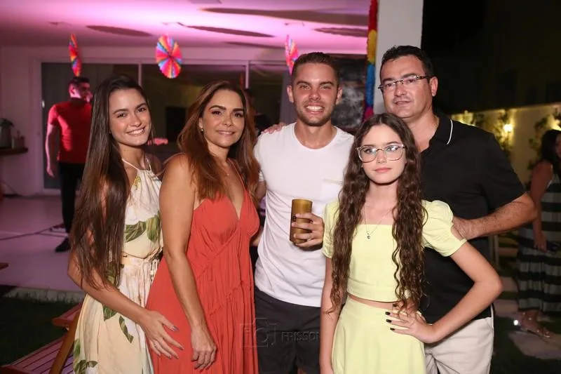 Alexandre Gurgel comemora 23 anos em sessão sopro de velinhas