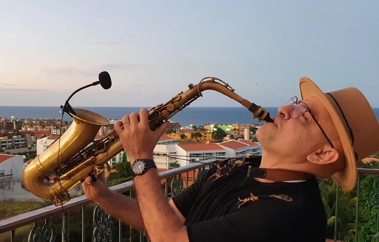 Saxofonista mistura instrumento com música eletrônica e se apresenta em eventos de Fortaleza