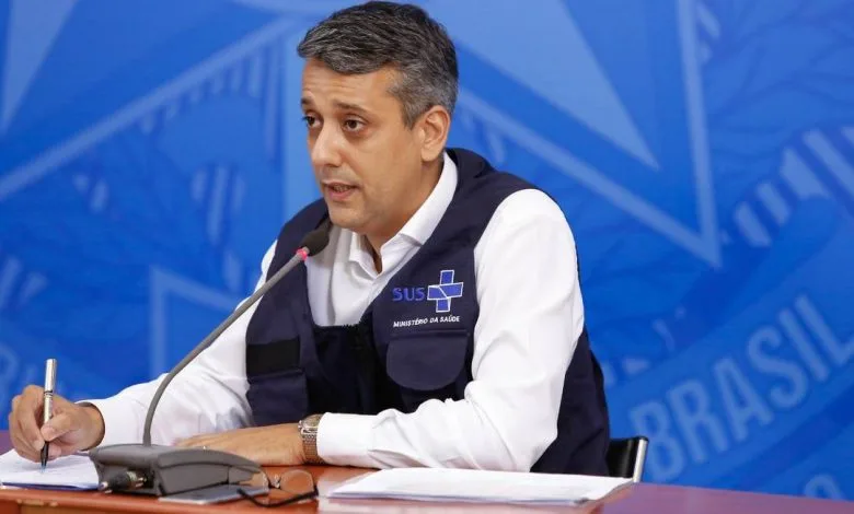 Ministério da Saúde decide exonerar diretor após denúncia de propina por vacina