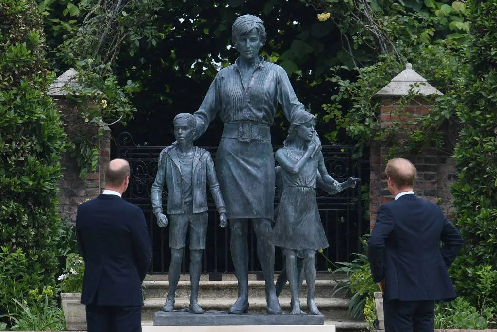 Príncipes Harry e William se unem na cerimônia de homenagem à princesa Diana