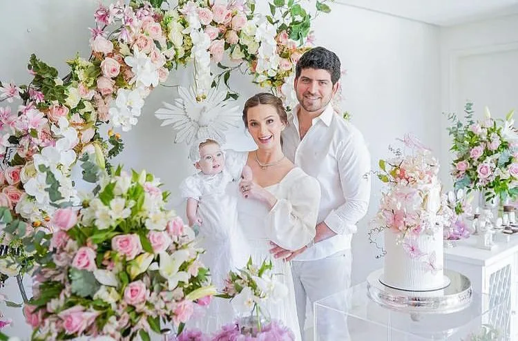 Laime e Lucas Câmara levam Alice à pia batismal