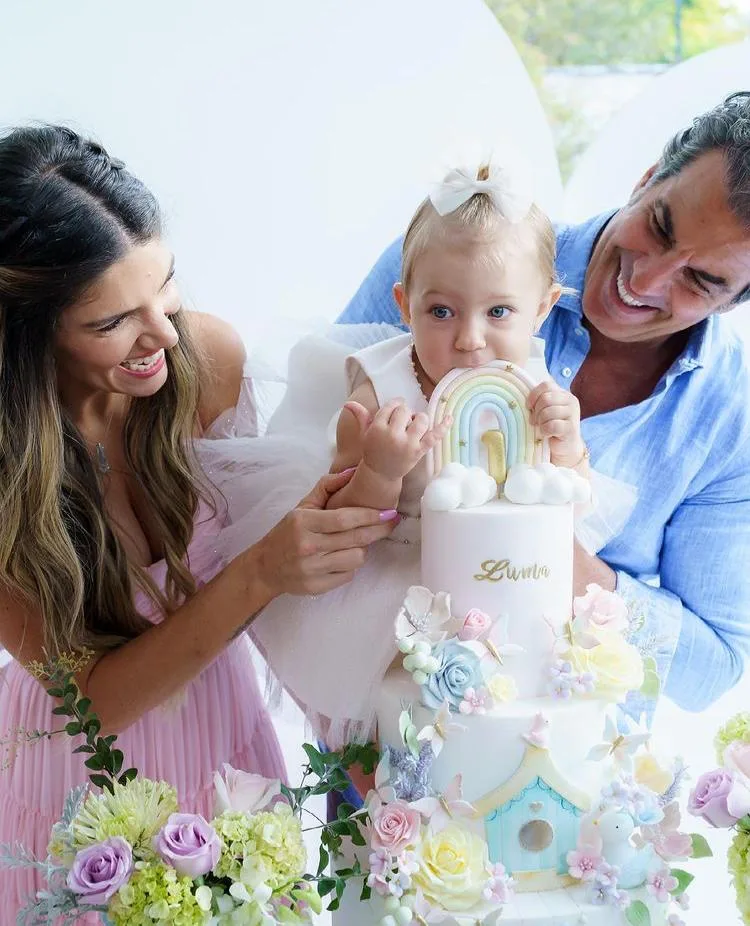 Lou Montenegro e Álvaro Garnero assopram a primeira velinha da filha Luma