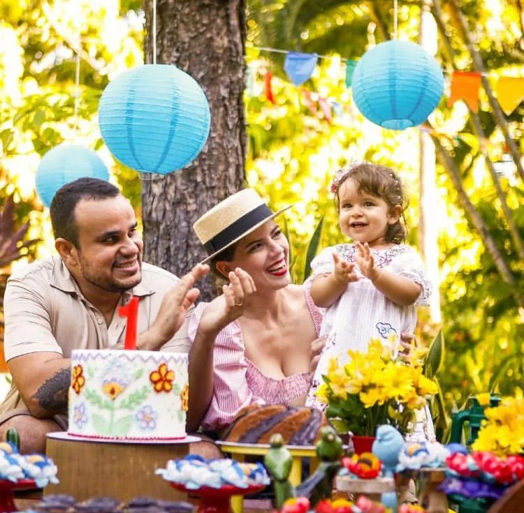 Jomara Cid e Sérgio Filho assopram a primeira velinha da filha Flor