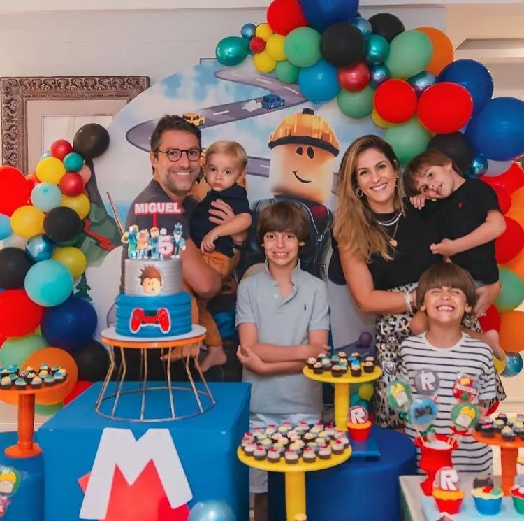 Mariana Mota e Francisco Marinho assopram cinco velinhas do filho Miguel