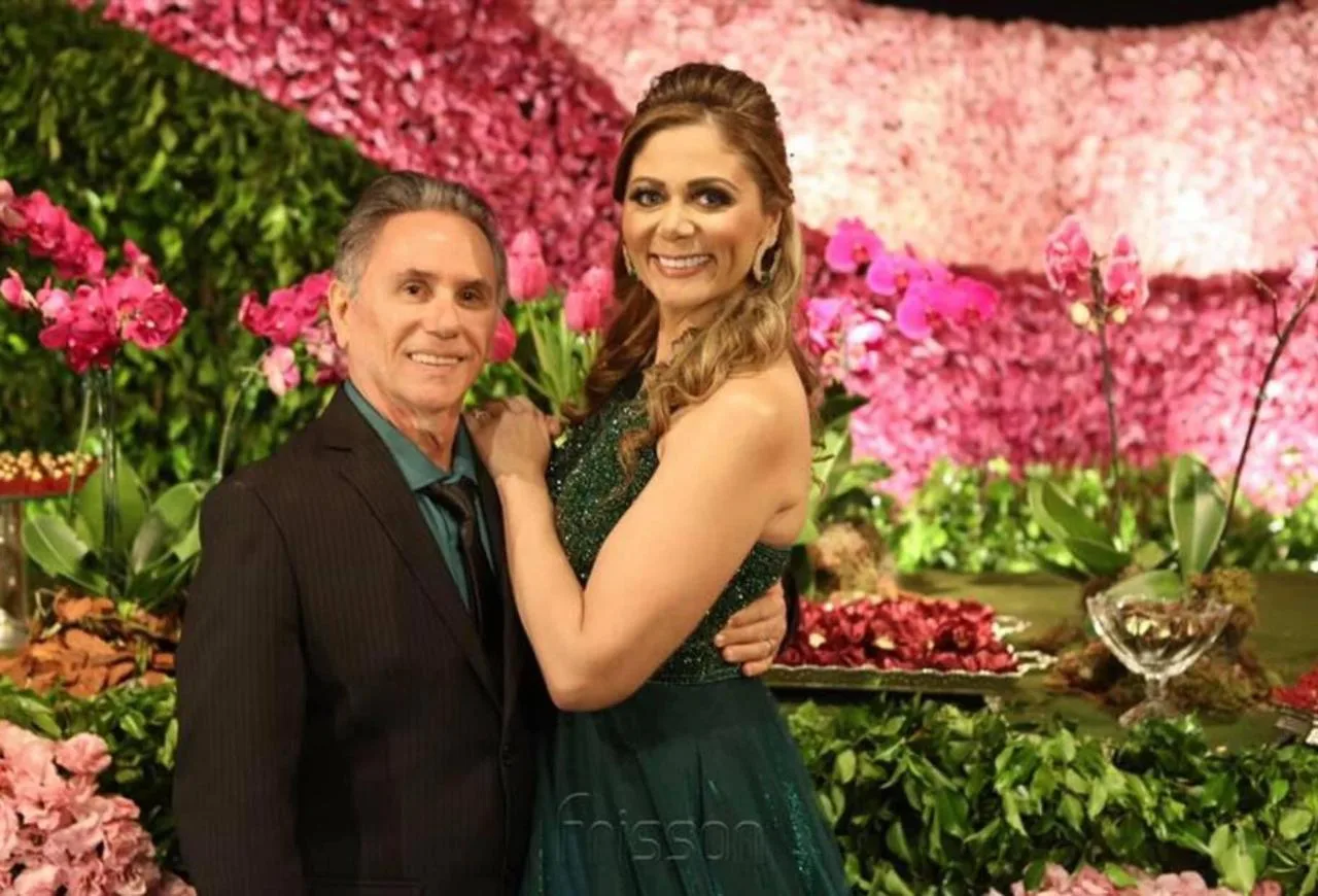 Elisângela e Antônio Gomes brindam 10 anos de casamento