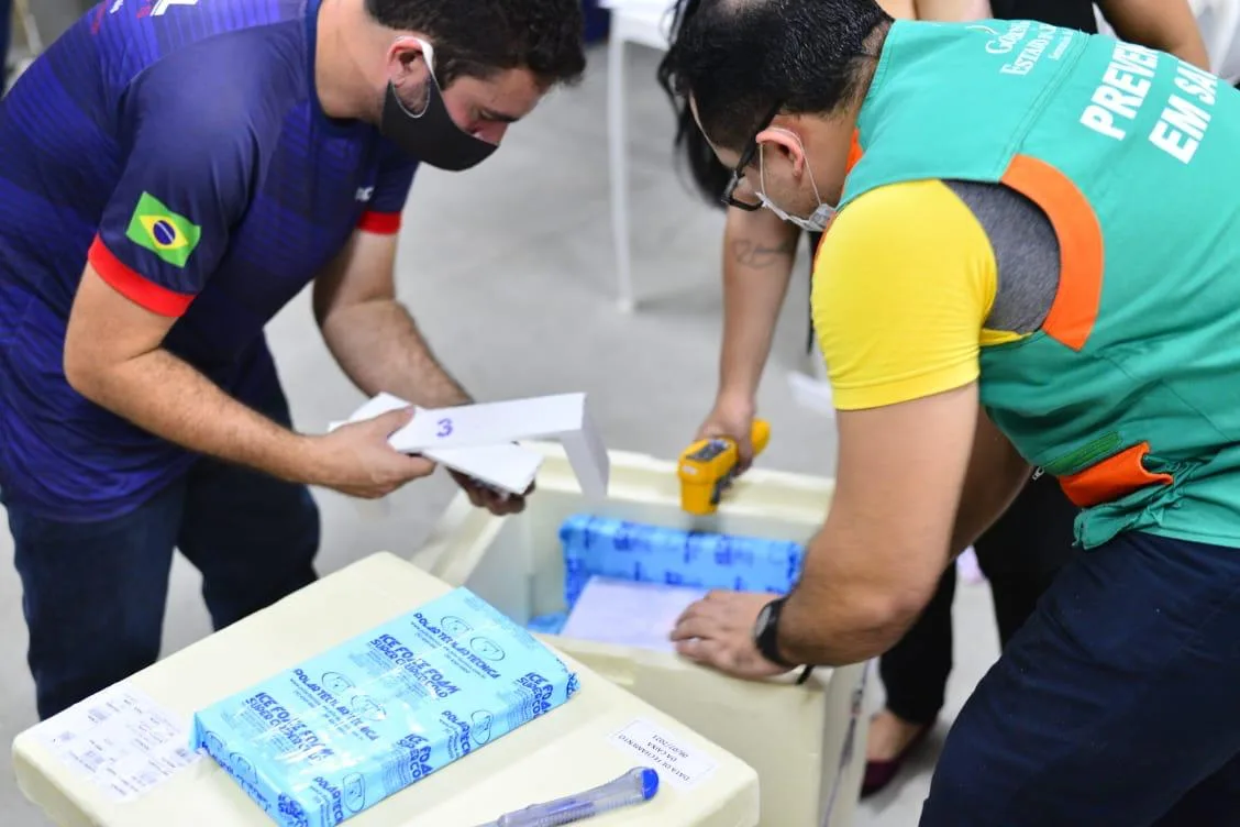 Ceará recebe 69.030 doses da vacina da Pfizer