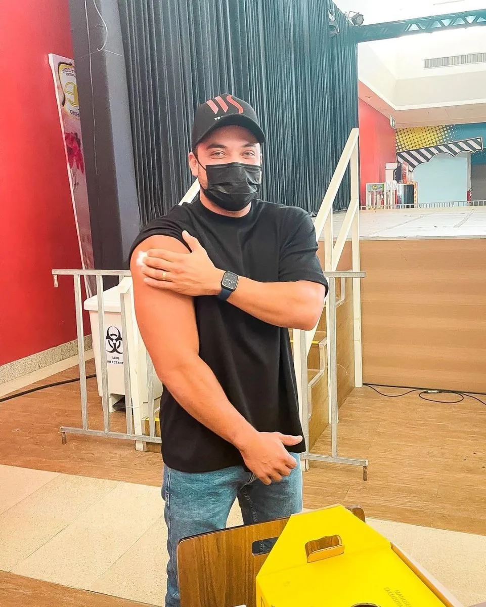 Wesley Safadão é vacinado em shopping de Fortaleza estando agendado no Centro de Eventos