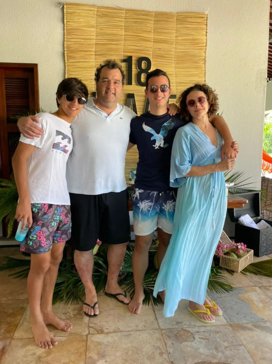 Cristiane e Fábio Araújo armam reunião familiar pelos 18 anos do Fábio Filho