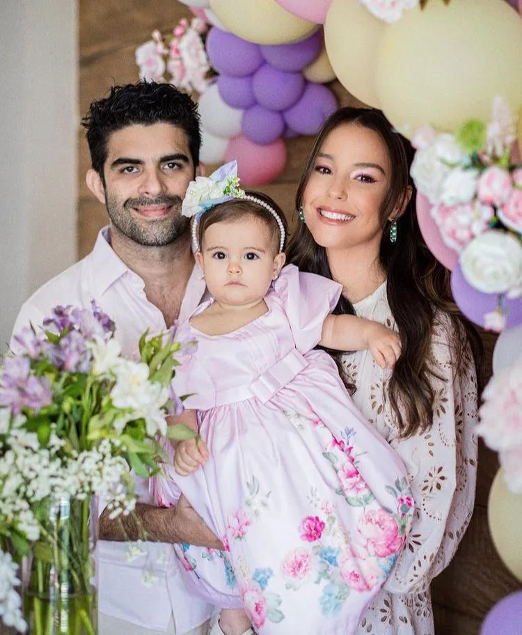 Mariana Vasconcelos e Eliseu Becco assopram primeira velinha da Laura