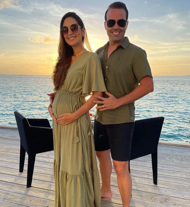 Catarina Moreno e André Guanabara brindam seis anos de casados nas Ilhas Maldivas