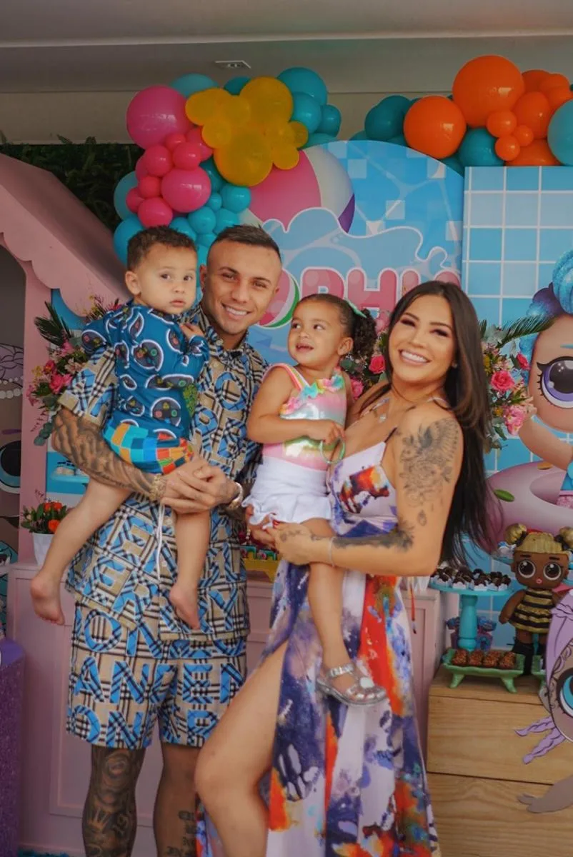 Jogador Éverton Cebolinha e Isa Ranieri assopram as três velinhas da Sophia