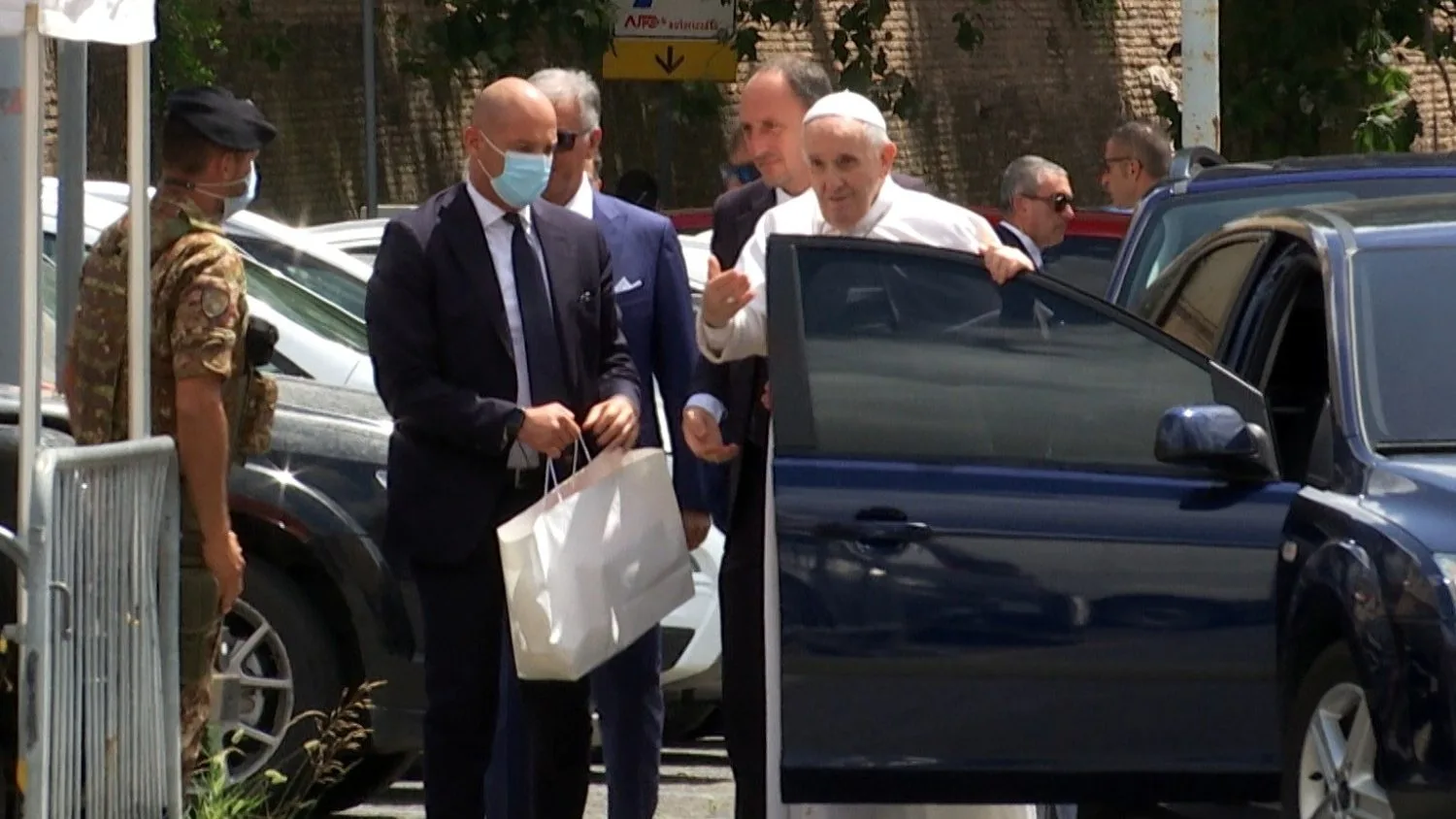 Após 10 dias internado por cirurgia no intestino, Papa Francisco deixa hospital