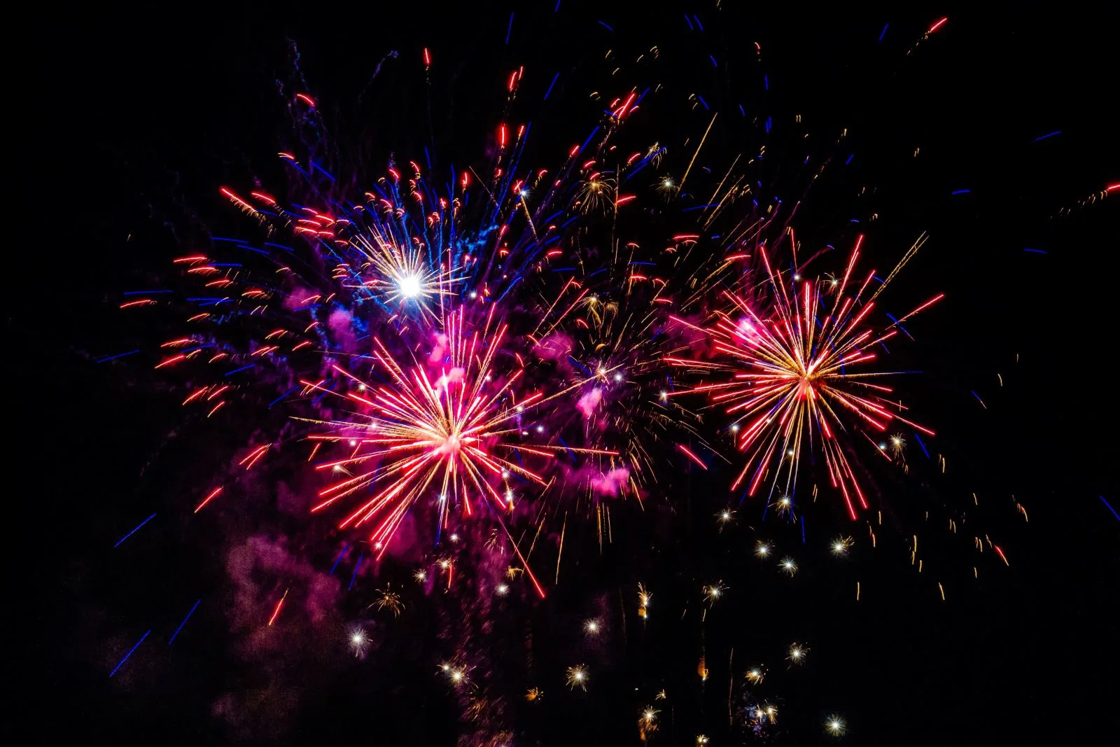 Sarto sanciona lei que proíbe fogos de artifício barulhentos; multa varia entre R$ 180 e R$ 890