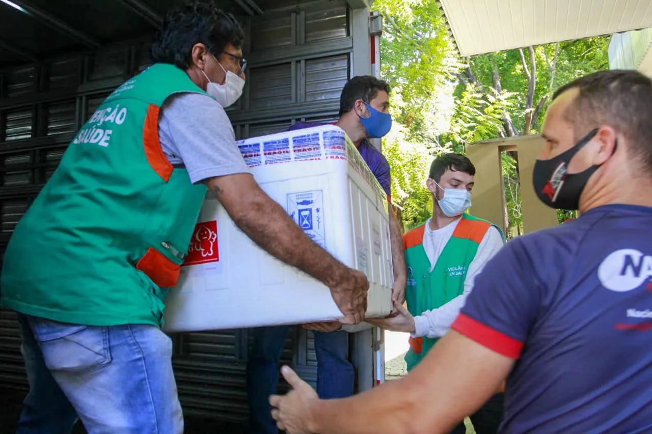 Ceará recebe mais 176.750 doses da AstraZeneca na noite desta quinta
